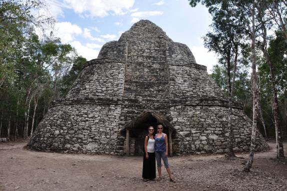 Longe de turistas, encontrando um belo templo na cidade maya de Cobá, na península do Yucatán, no México